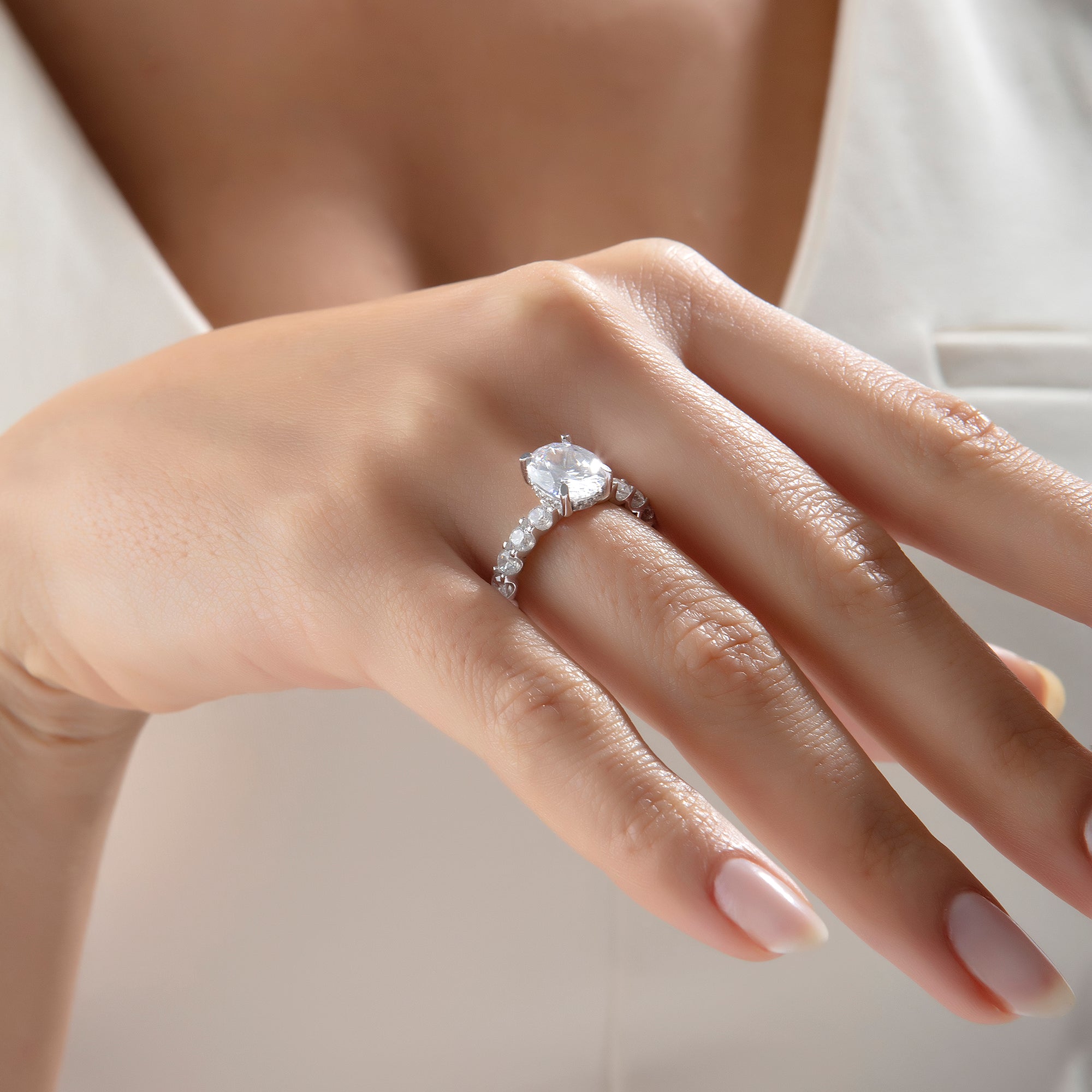 14 Ayar Altın Oval Sıra Taşlı Elegance Tektaş Yüzük